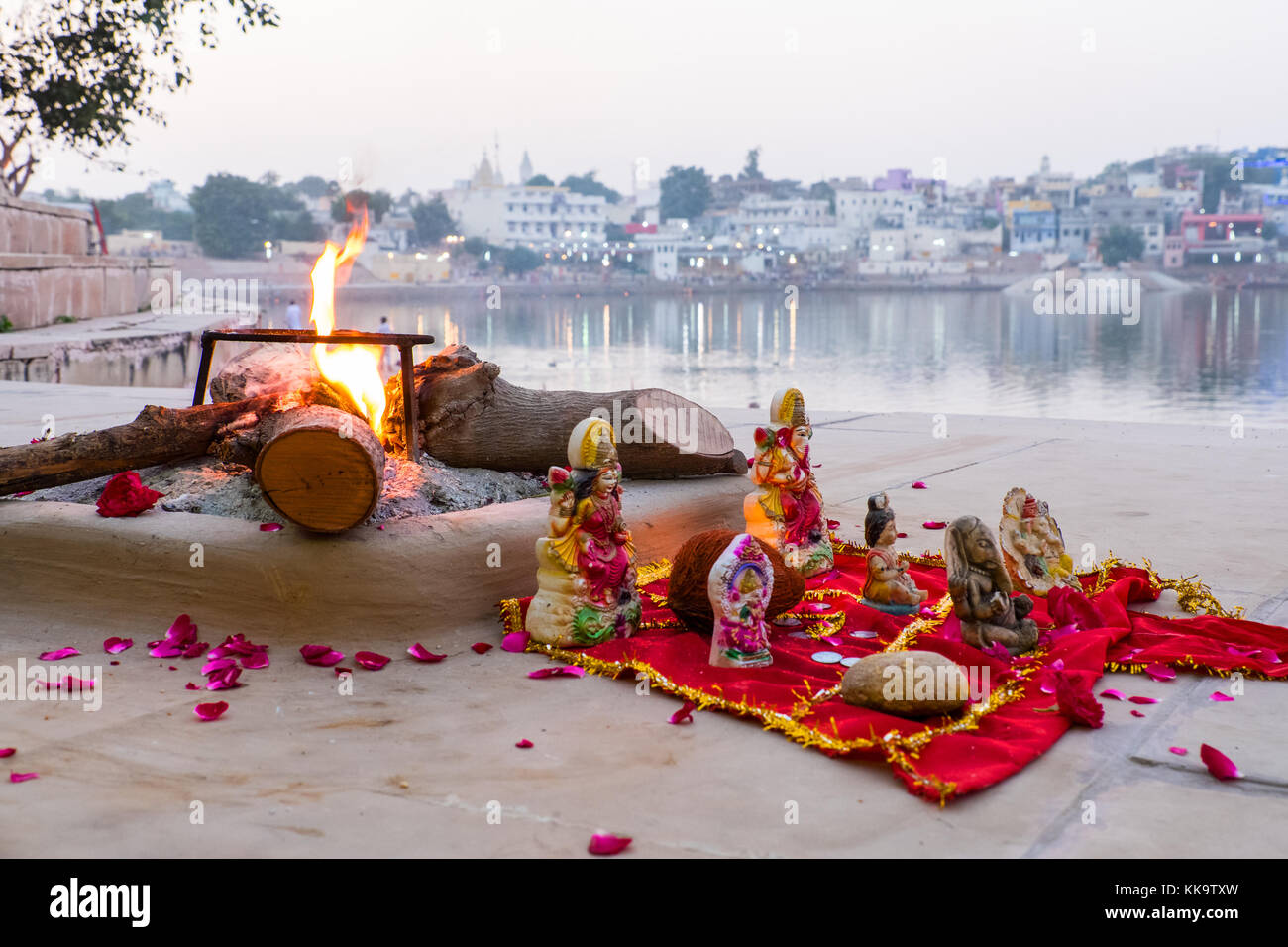 Il lago sacro di Pushkar è circondato da balneazione ghats e templi,Rajasthan,l'India Foto Stock