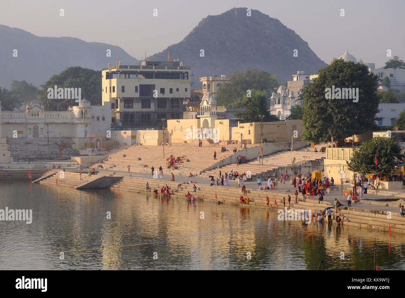 Il lago sacro di Pushkar è circondato da balneazione ghats e templi,Rajasthan,l'India Foto Stock