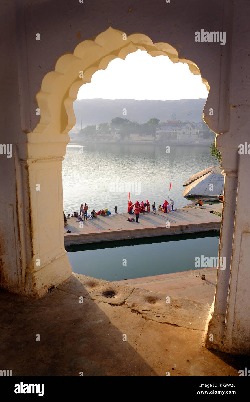 Il lago sacro di Pushkar è circondato da balneazione ghats e templi,Rajasthan,l'India Foto Stock