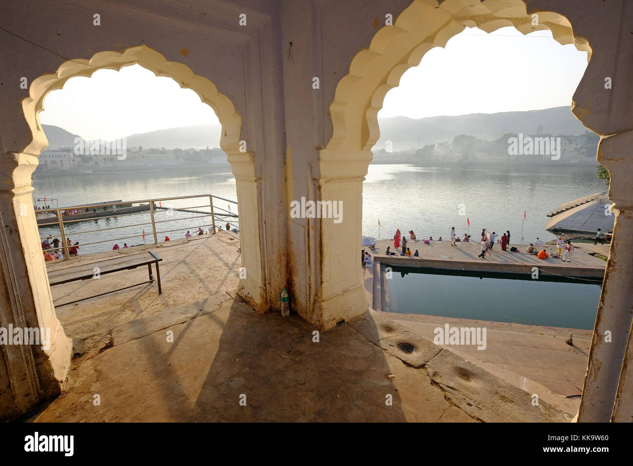 Il ghats al sacro lago Pushkar,Rajasthan,l'India Foto Stock