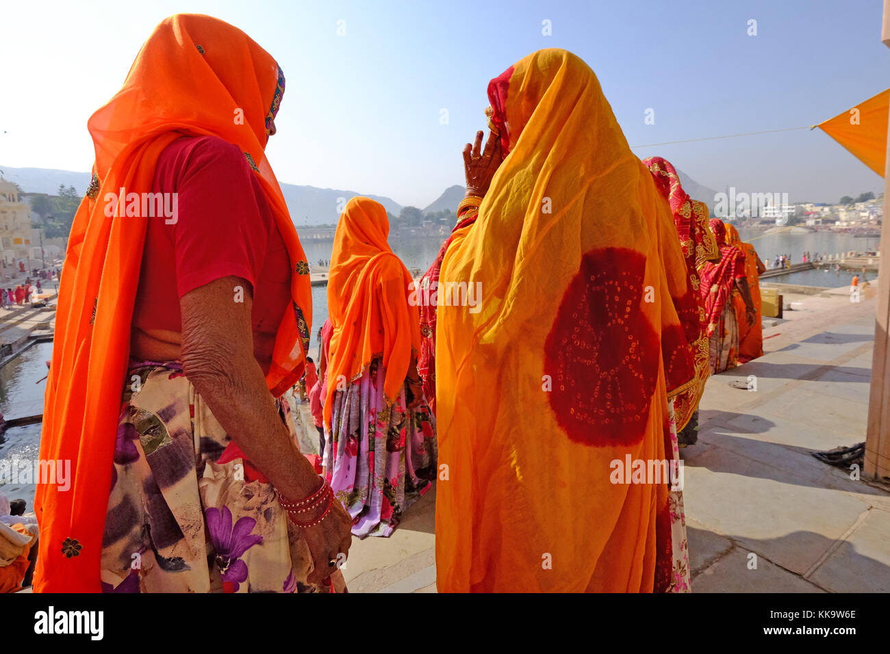 Le donne indiane in sari luminoso al ghats,lago Pushkar,Rajasthan,l'India Foto Stock