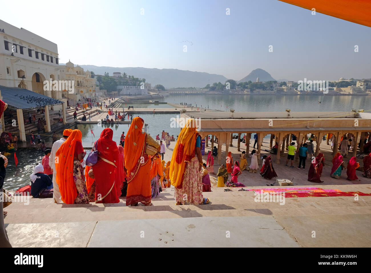 Le donne indiane in sari luminoso al ghats,lago Pushkar,Rajasthan,l'India Foto Stock