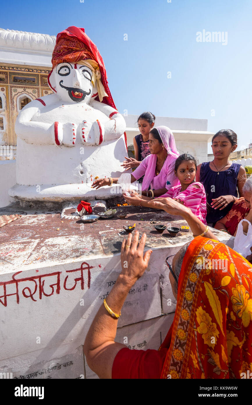 Femmina, Indiana, devoti facendo offerte a una statua di un dio in un tempio indù di Pushkar,Rajasthan,l'India Foto Stock