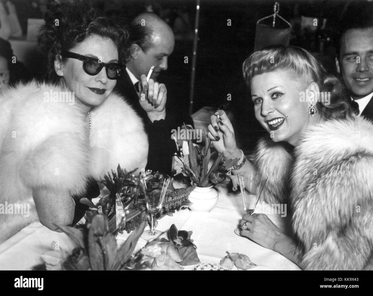 Ufa stelle marika rökk (r) e Zarah Leander divertirsi presso il film palla in Düsseldorf (18.02.1952). | Utilizzo di tutto il mondo Foto Stock