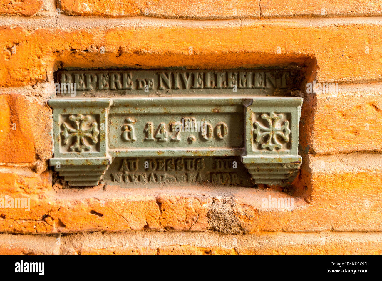 Altitudine benckmark a 147 metri sopra il livello del mare e a Rue de la Trinité, Toulouse, Haute-Garonne, Occitanie, Francia Foto Stock