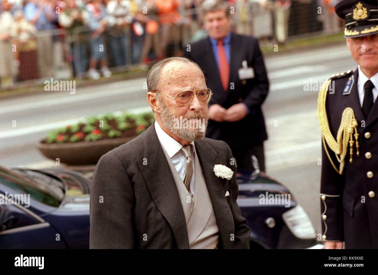 Il principe Bernardo dei Paesi Bassi, marito dell'ex regina Giuliana, arriva a Grote Kerk ad Apeldoorn in occasione del matrimonio della Chiesa del principe Maurizio e di Marilene van den Broek, nella foto del 30 maggio 1998. | utilizzo in tutto il mondo Foto Stock