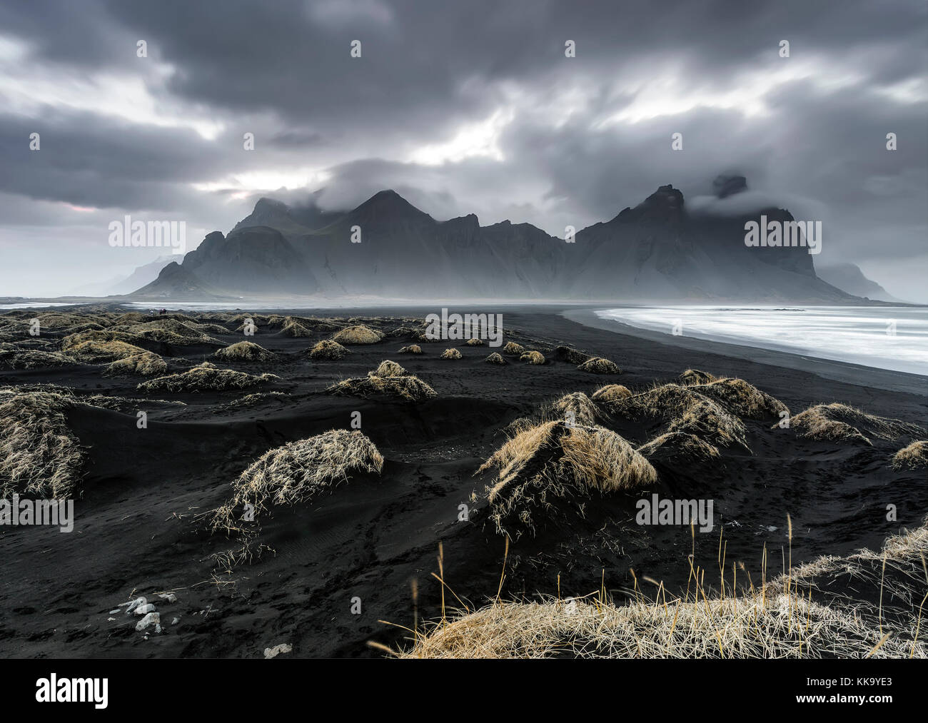 Guardando attraverso il nero islandese dune di sabbia verso la montagna vesturhorn Foto Stock