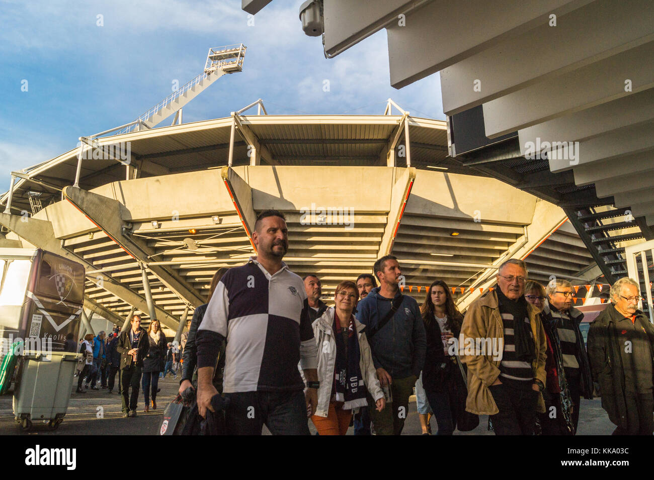 Spettatori lasciando una partita di rugby, Ernest Wallon Stadium, casa di Stade Toulousain rugby, Toulouse, Haute-Garonne, Occitanie, Francia Foto Stock