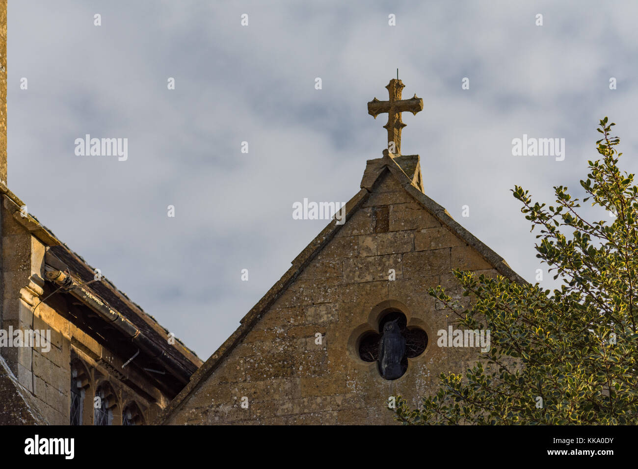 Croce di pietra su st lawrences chiesa, mickleton Foto Stock