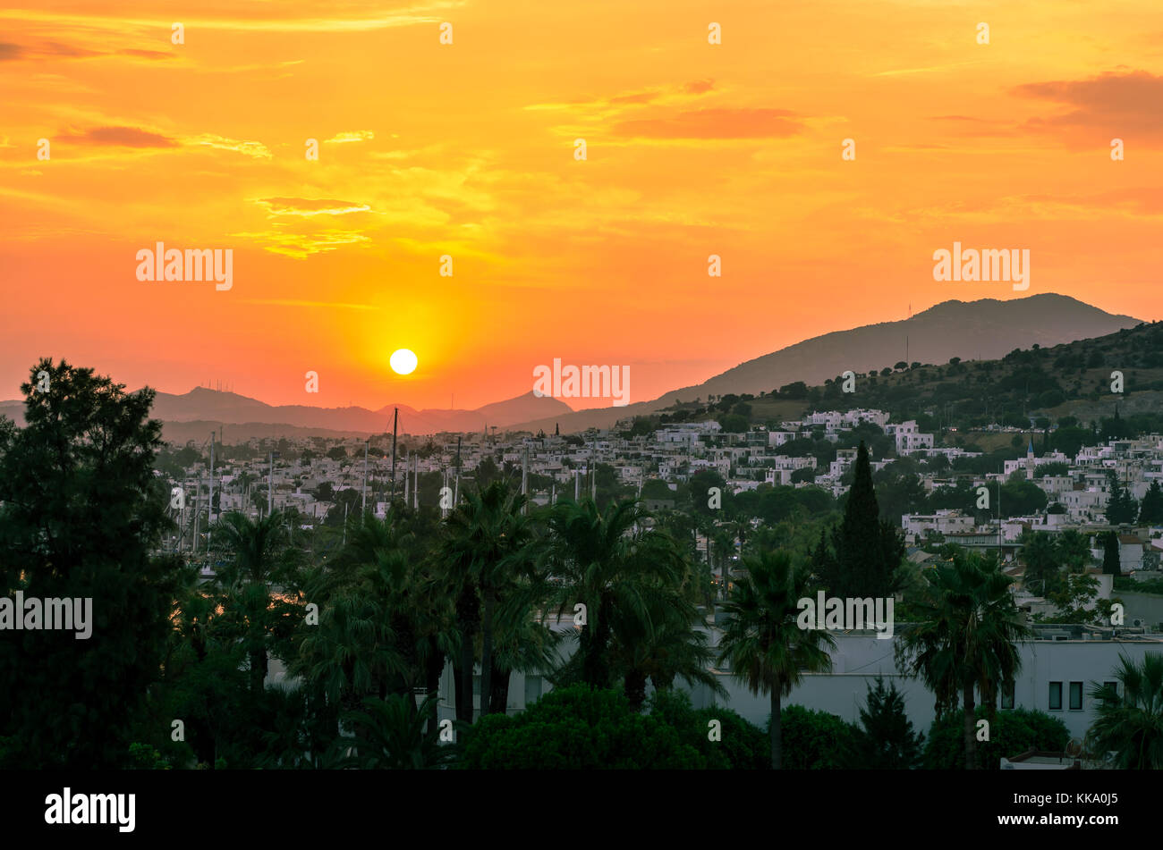 Arancione tramonto sopra la città di Bodrum, Turchia Foto Stock