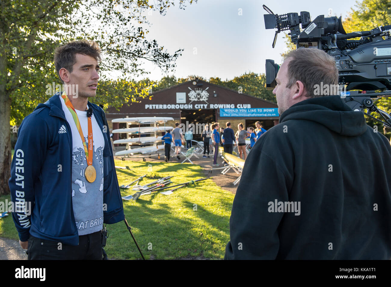 James Fox, medaglia d'oro nella sciabola miscelati coxed quattro al Rio Paralimpiadi intervistato da ITV al di fuori della sua home club di Peterborough City Club di canottaggio. Foto Stock
