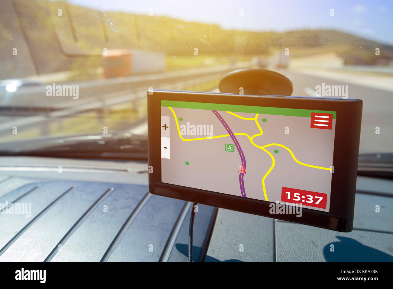 Gps (global positioning system) navigazione in auto, aiuto e assistenza con il senso di marcia su strada Foto Stock