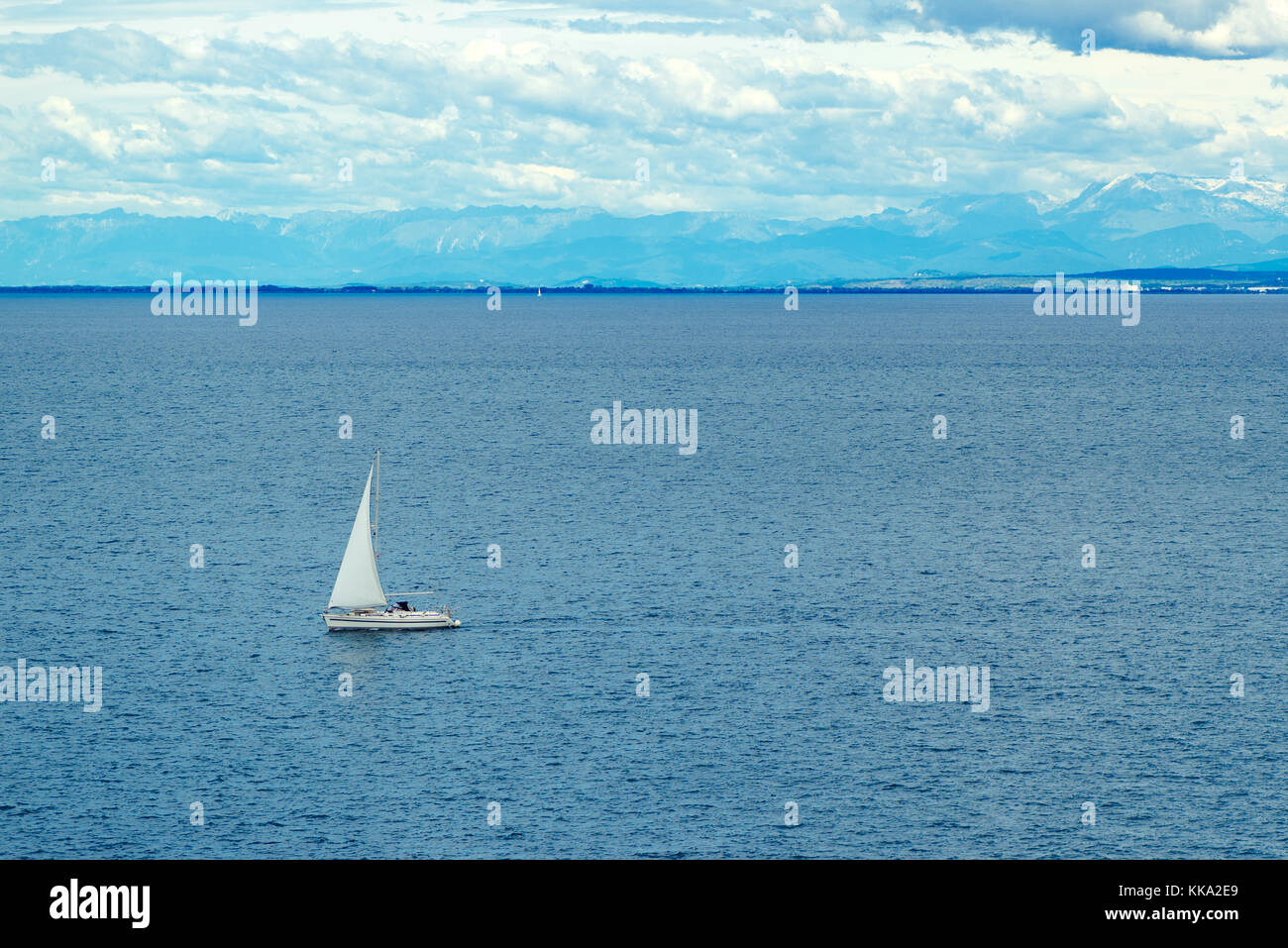 Imbarcazione a vela in mare, barca a vela sul mare in estate nel pomeriggio Foto Stock