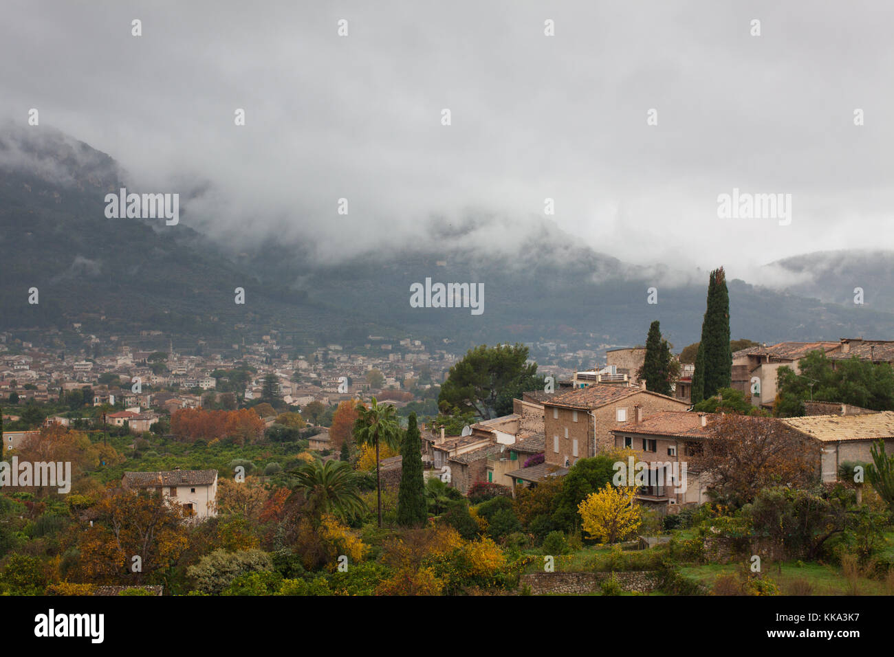 Vista di biniaraix, un piccolo villaggio nella valle di soller circondato da Serra de Tramuntana mountains. Maiorca, SPAGNA Foto Stock