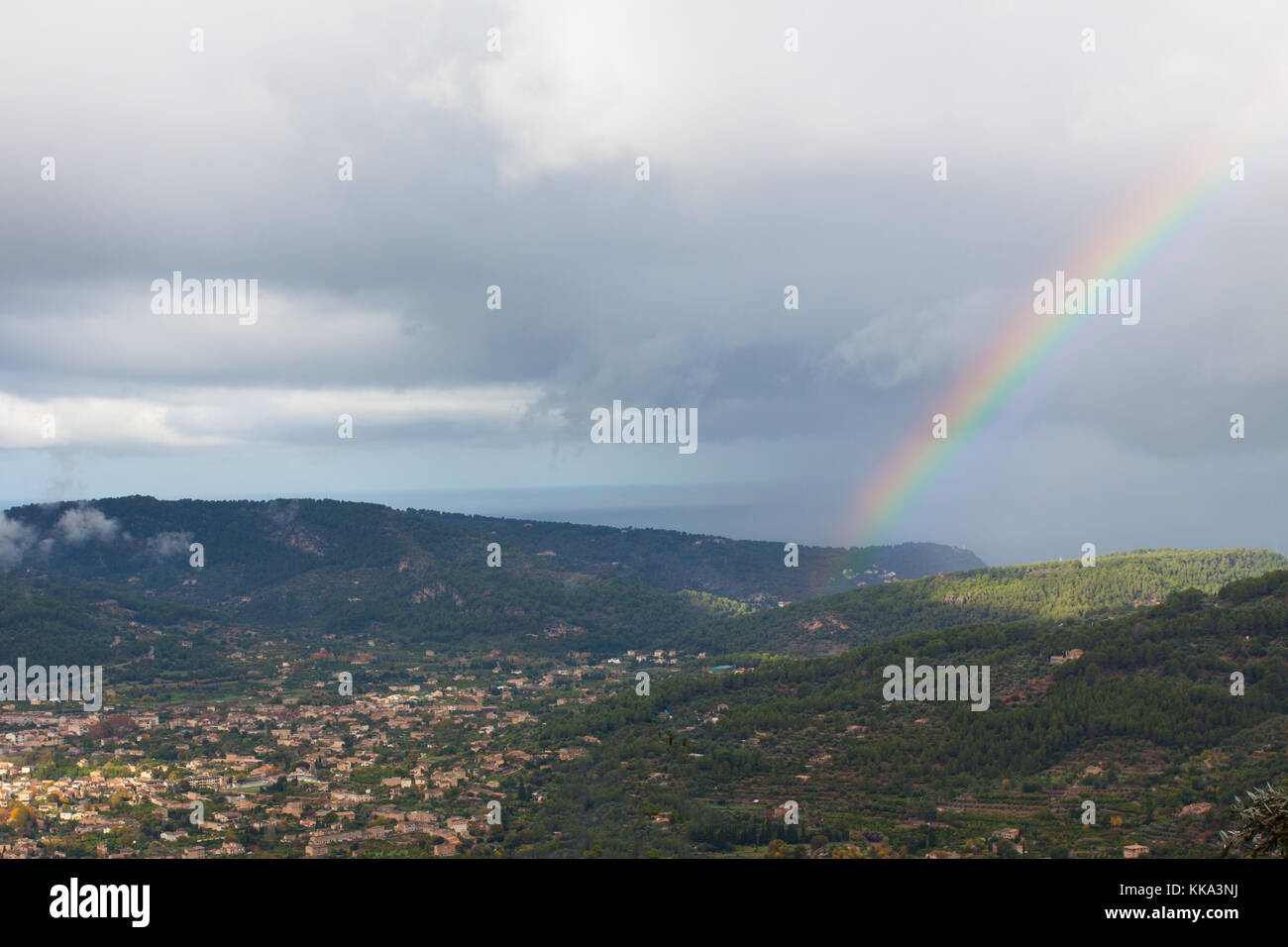Rainbow su soller valle circondata da Serra de Tramuntana mountains. Maiorca, SPAGNA Foto Stock