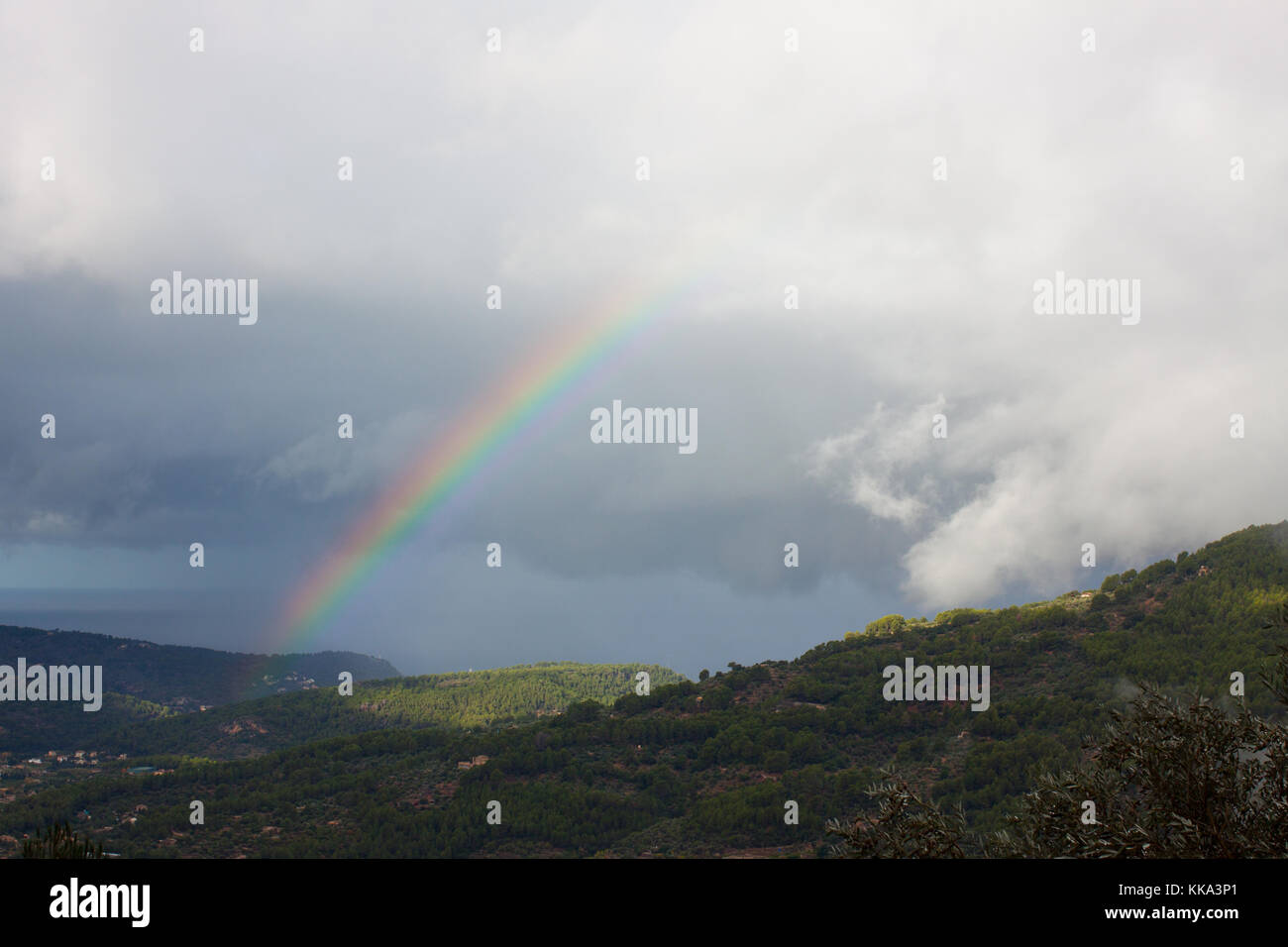 Rainbow su soller valle circondata da Serra de Tramuntana mountains. Maiorca, SPAGNA Foto Stock