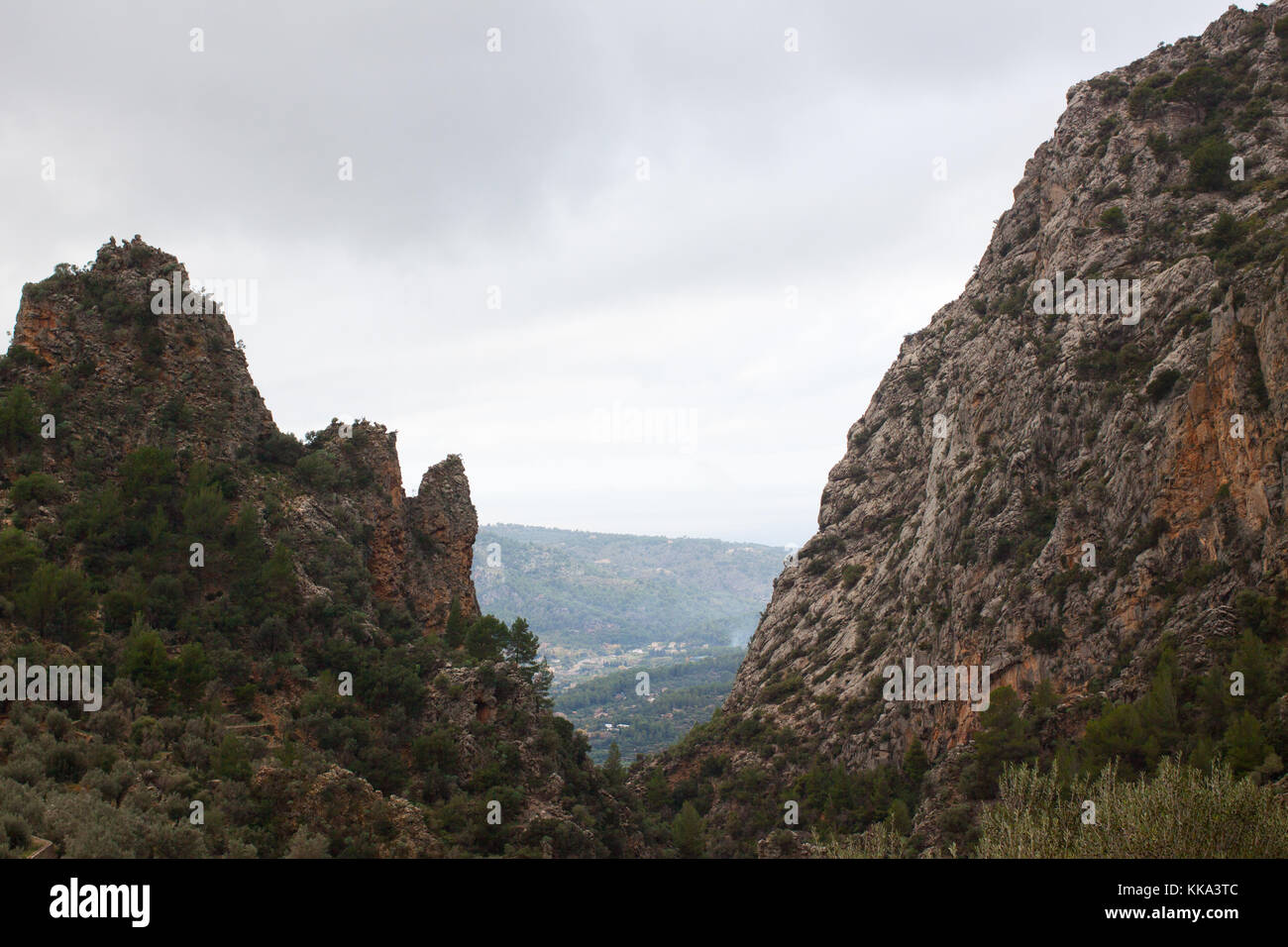 Vista di biniaraix burrone e soller valle circondata da Serra de Tramuntana mountains. Maiorca, SPAGNA Foto Stock