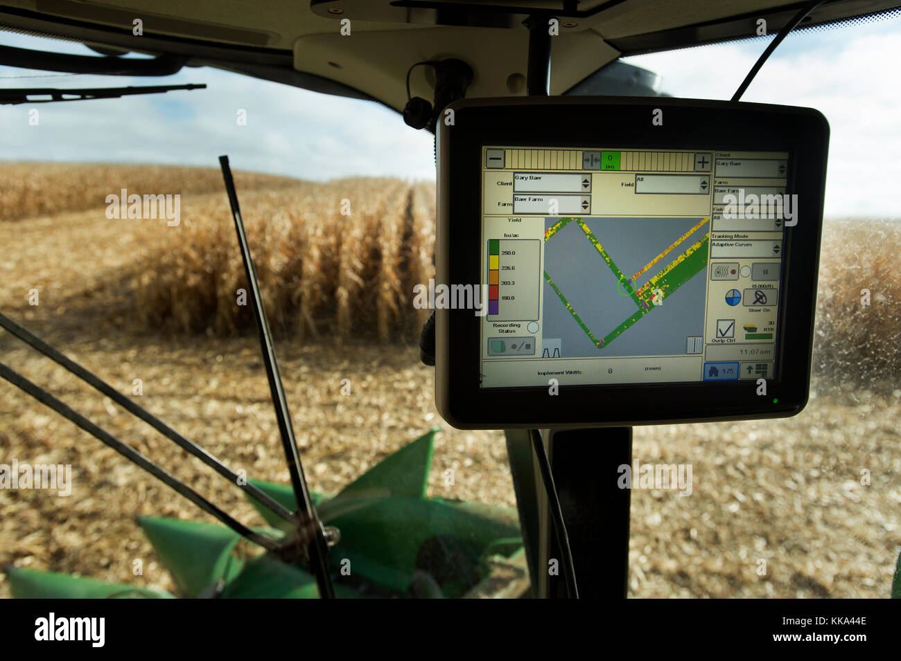 Vista ravvicinata della mietitrebbia DISPLAY DEL GPS e piegarsi in tutto il  campo durante la raccolta del granoturco in UTICA, Minnesota Foto stock -  Alamy