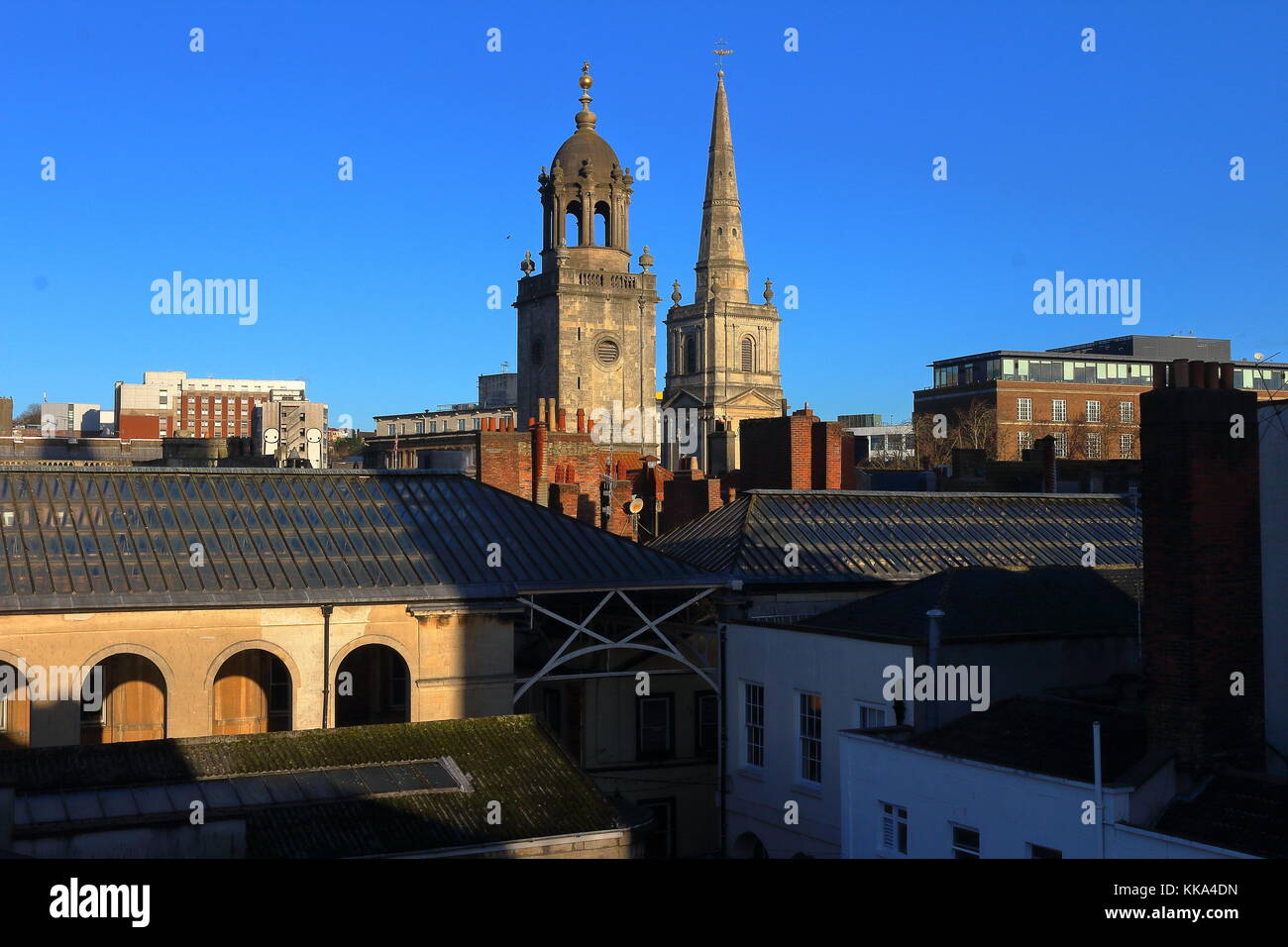 Le torri della chiesa di Cristo e di tutti i santi a fianco di St Nicholas Market, bristol city centre, di prima mattina di novembre 2017 Foto Stock