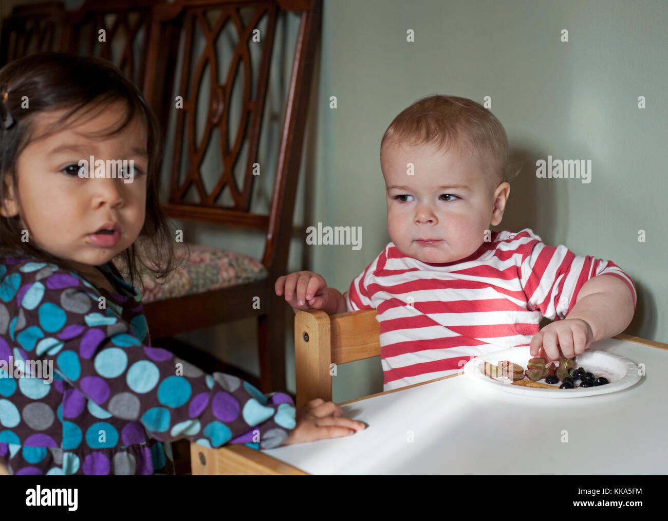 Un giovane ragazzo dà il suo amico un look quando egli pensa che lei può prendere il suo cibo. Foto Stock