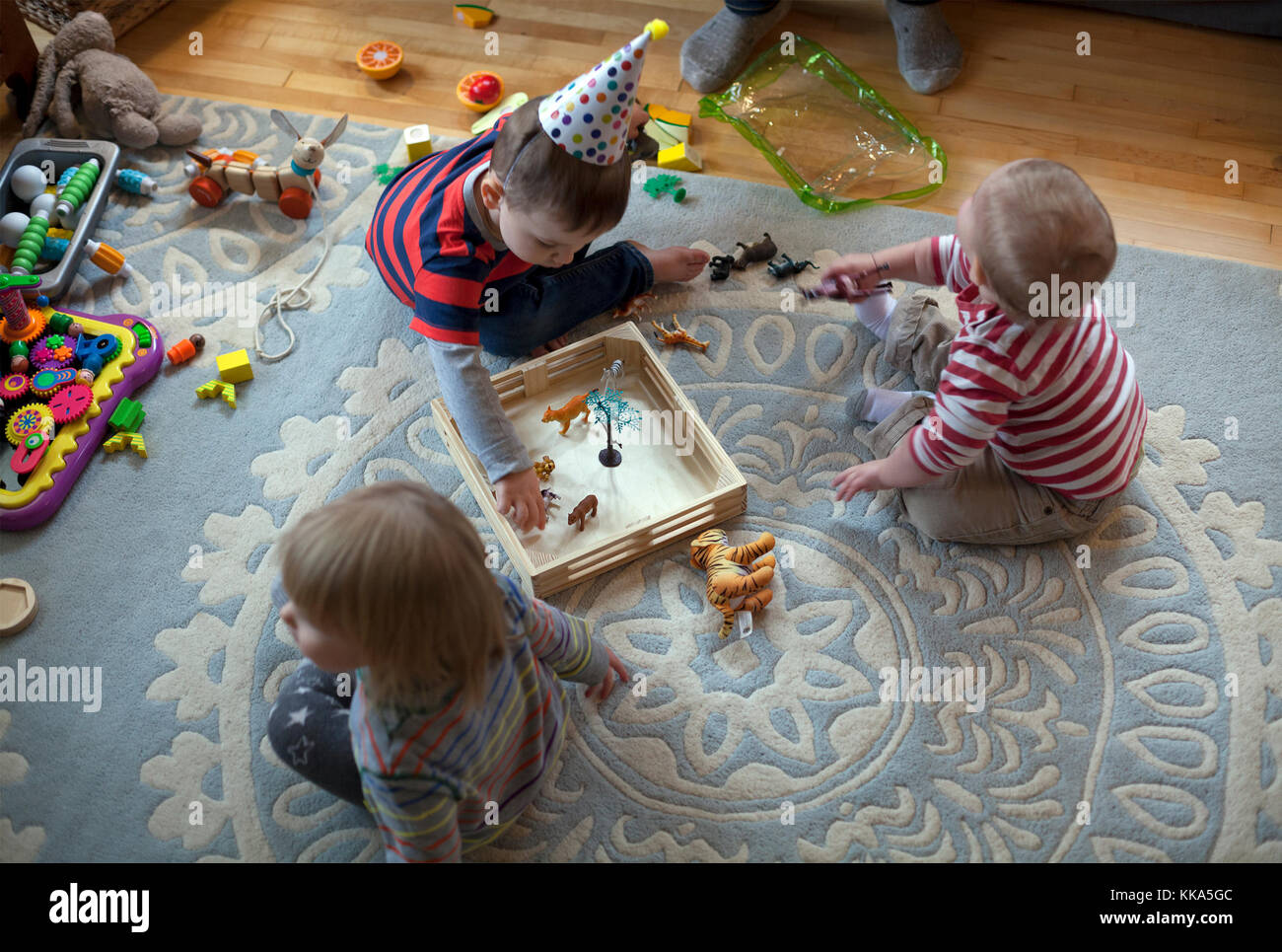 I bambini giocano sul pavimento durante una festa. Foto Stock