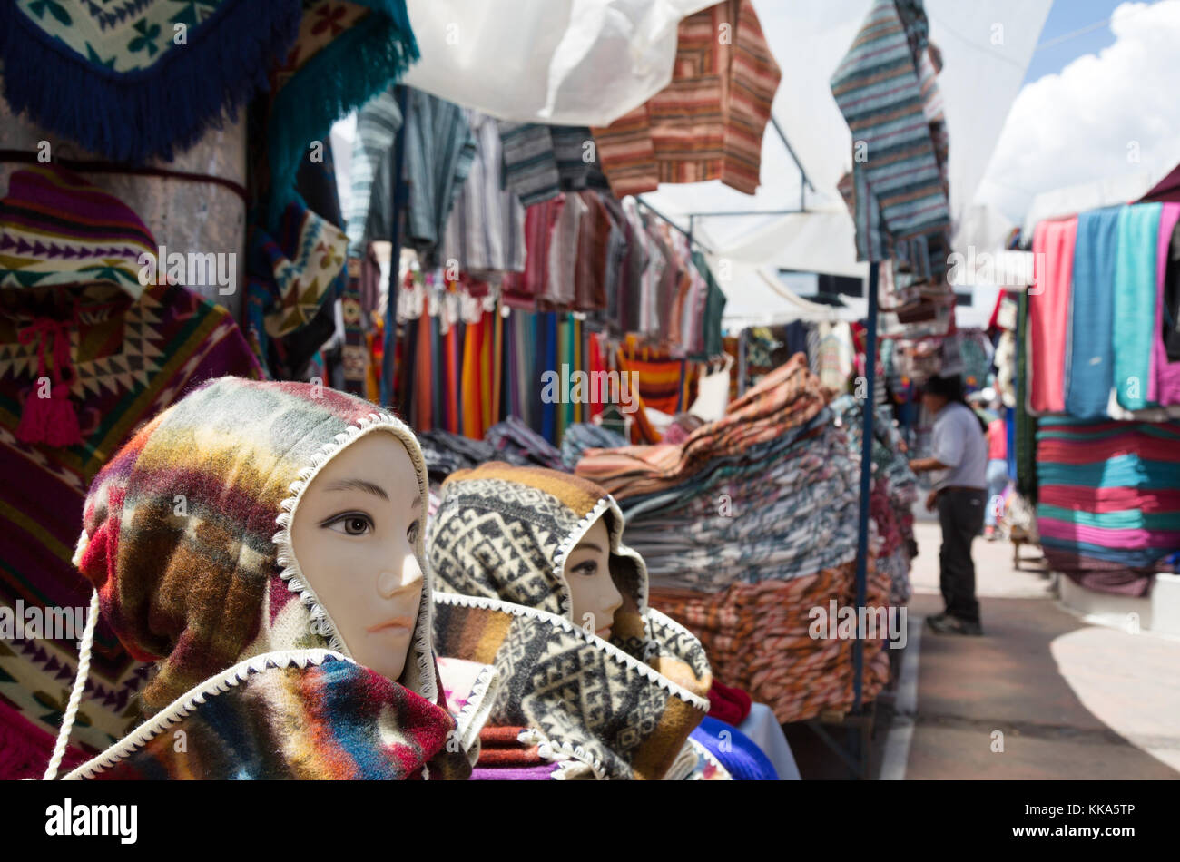 Mercato di Otavalo Ecuador, tessuti colorati in vendita in un mercato in stallo, Mercato di Otavalo, northern Ecuador, Sud America Foto Stock