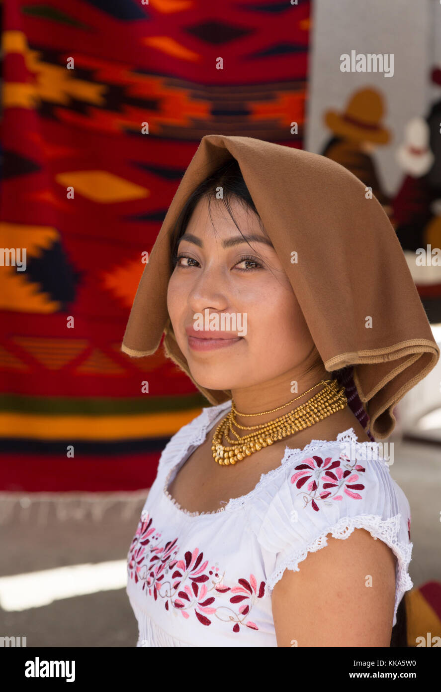 Mercato di Otavalo donna stallholder al suo stallo tessili, Otavalo, Ecuador America del Sud Foto Stock