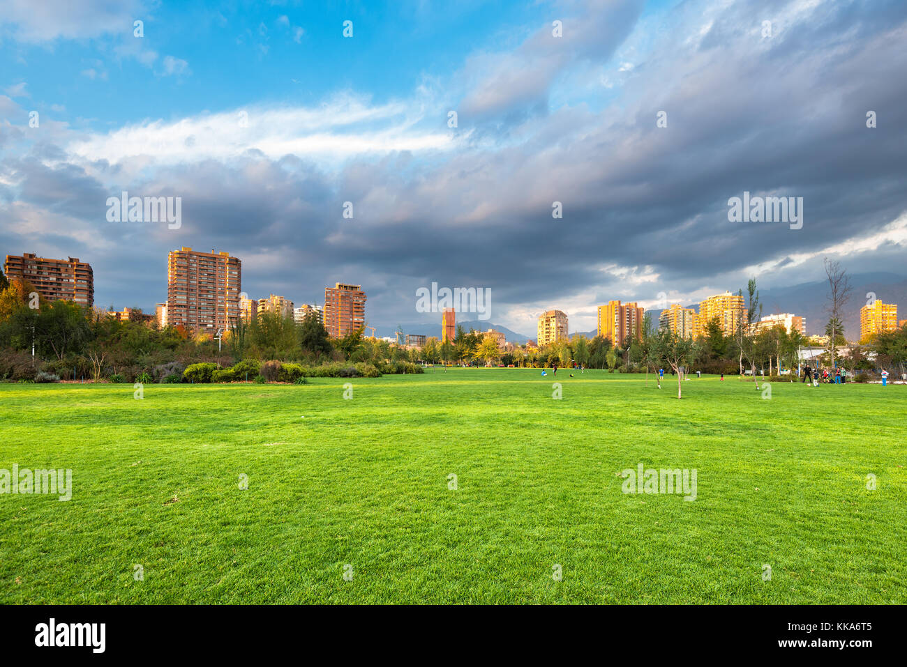 Santiago, Regione Metropolitana, Cile - Vista del Parque Juan Pablo II, l'estensione del Parque Araucano, formando il sindaco pubblico urbano p Foto Stock