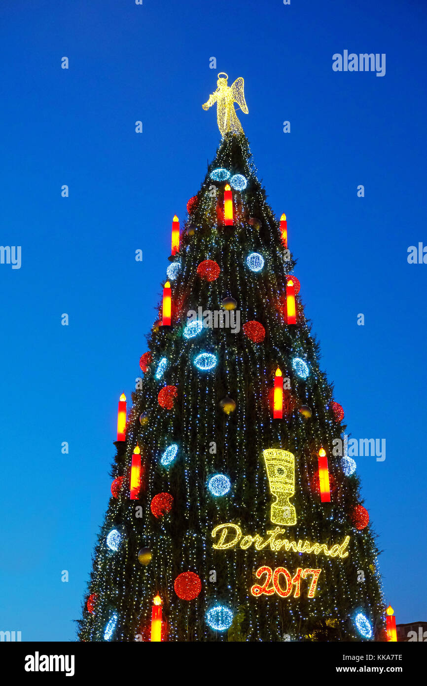 La più alta del mondo albero di Natale sul mercato di Natale di Dortmund in Germania Foto Stock