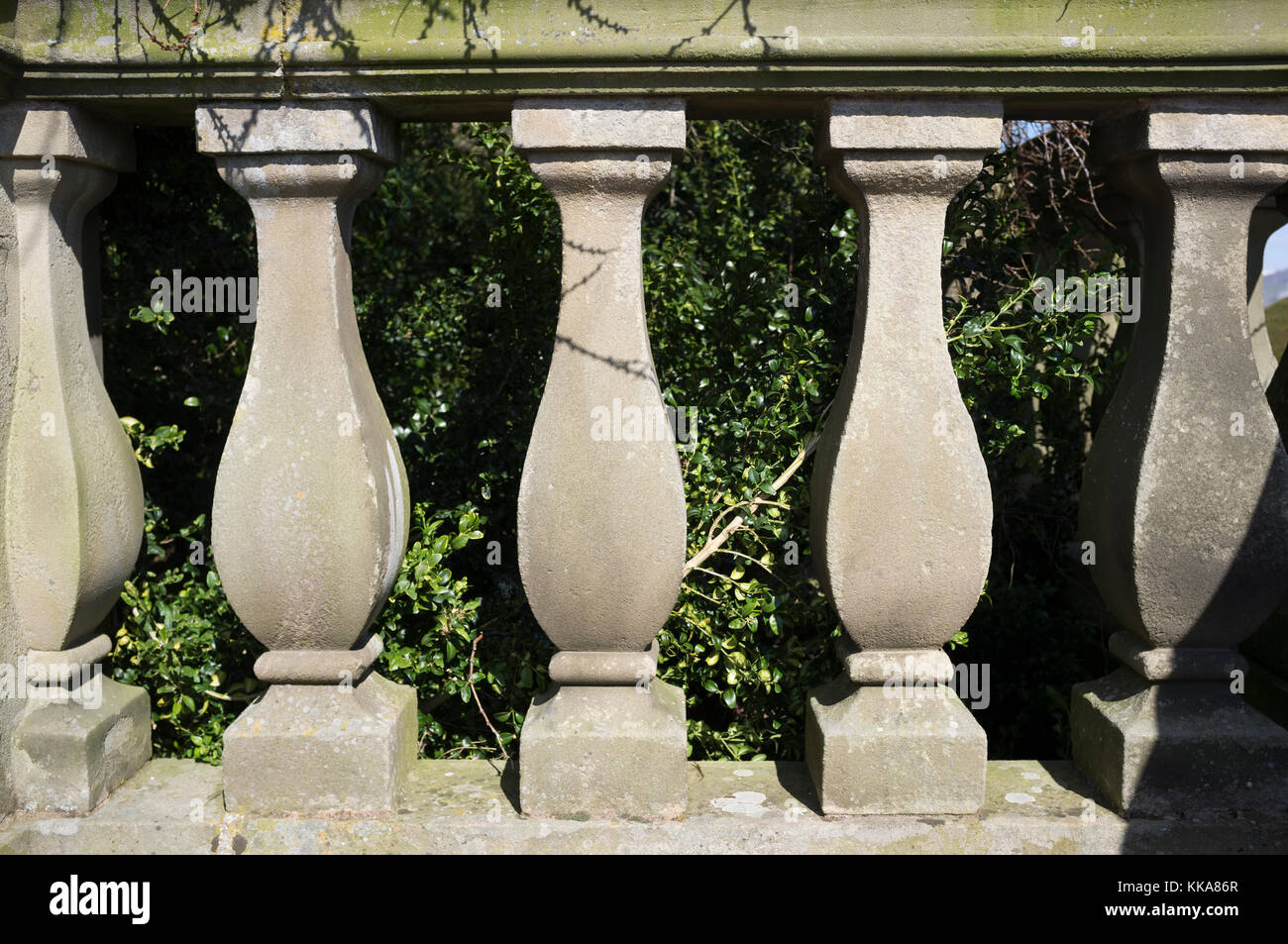 Un pilastro di pietra recinzione parete rampa. Oggetti e funzionalità in una maestosa casa giardino. Foto Stock