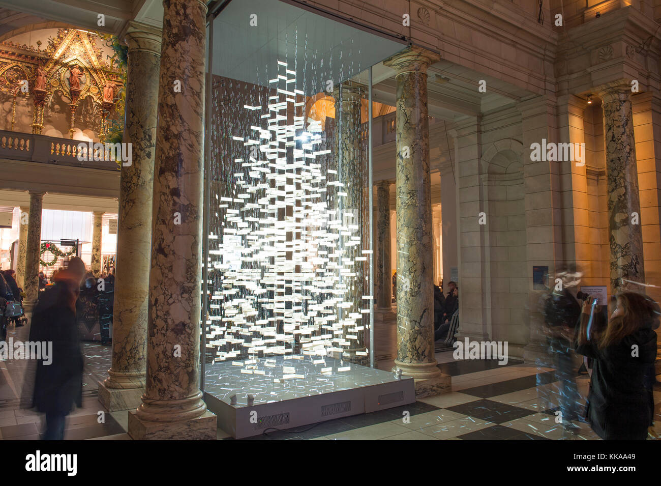 V&A, Londra, Regno Unito. 28 Novembre, 2017. Il V&A inaugura la sua "Suona come Natale" stagione con lo scoprimento della 2017 Albero di Natale in grande entrata. La struttura ad albero di canto è progettato da stadio di leader e designer delle prestazioni es Devlin, chi mette i tocchi finali a. La struttura ad albero è sagomato da una nuvola di parole flottante contribuito dai visitatori del museo, combinati ed elaborati attraverso il testo e gli algoritmi audio per creare una festa di poesia digitale scultura. Credito: Malcolm Park/Alamy Live News. Foto Stock