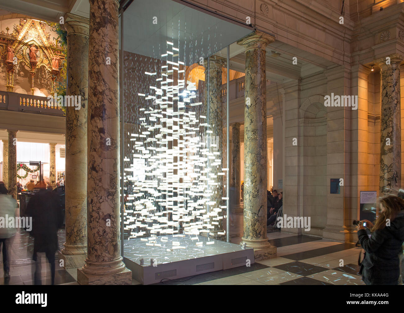 V&A, Londra, Regno Unito. 28 Novembre, 2017. Il V&A inaugura la sua "Suona come Natale" stagione con lo scoprimento della 2017 Albero di Natale in grande entrata. La struttura ad albero di canto è progettato da stadio di leader e designer delle prestazioni es Devlin, chi mette i tocchi finali a. La struttura ad albero è sagomato da una nuvola di parole flottante contribuito dai visitatori del museo, combinati ed elaborati attraverso il testo e gli algoritmi audio per creare una festa di poesia digitale scultura. Credito: Malcolm Park/Alamy Live News. Foto Stock
