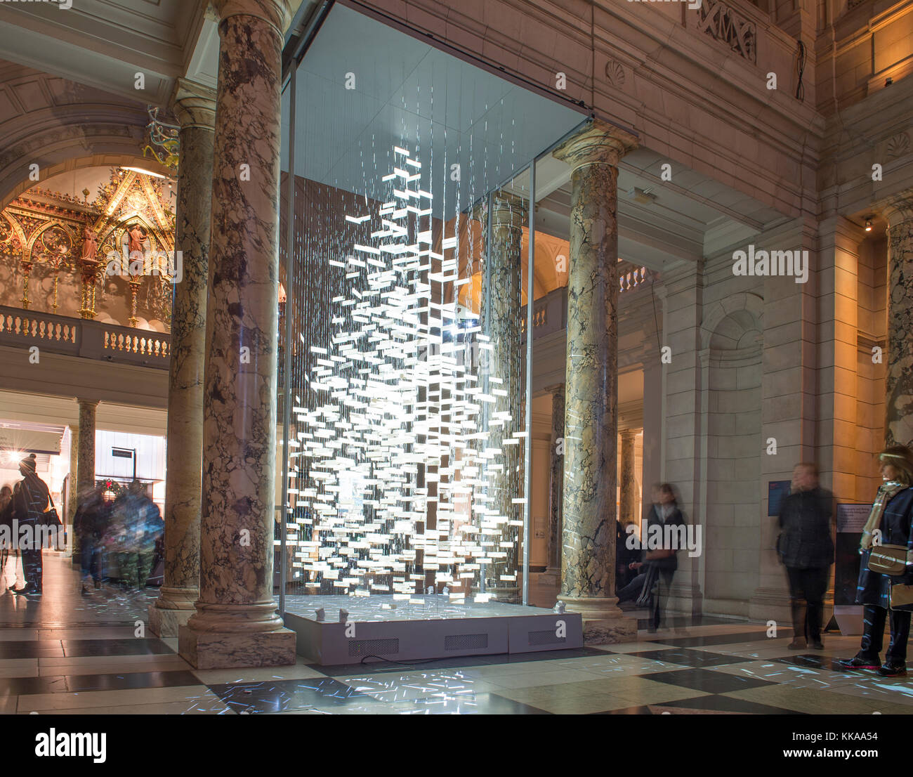 V&A, Londra, Regno Unito. 28 Novembre, 2017. Il V&A inaugura la sua "Suona come Natale" stagione con lo scoprimento della 2017 Albero di Natale in grande entrata. La struttura ad albero di canto è progettato da stadio di leader e designer delle prestazioni es Devlin, chi mette i tocchi finali a. La struttura ad albero è sagomato da una nuvola di parole flottante contribuito dai visitatori del museo, combinati ed elaborati attraverso il testo e gli algoritmi audio per creare una festa di poesia digitale scultura. Credito: Malcolm Park/Alamy Live News. Foto Stock