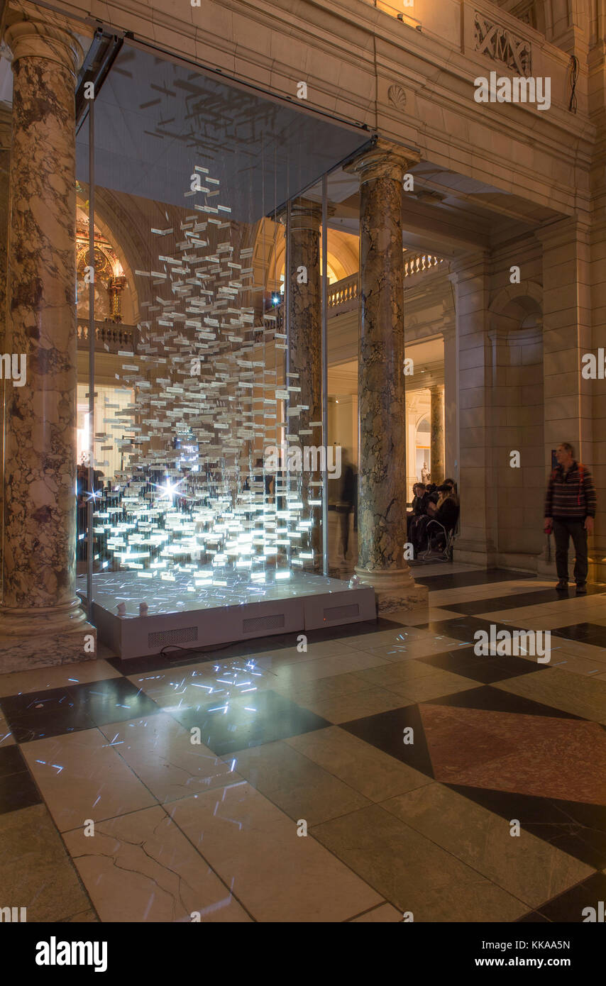 V&A, Londra, Regno Unito. 28 Novembre, 2017. Il V&A inaugura la sua "Suona come Natale" stagione con lo scoprimento della 2017 Albero di Natale in grande entrata. La struttura ad albero di canto è progettato da stadio di leader e designer delle prestazioni es Devlin, chi mette i tocchi finali a. La struttura ad albero è sagomato da una nuvola di parole flottante contribuito dai visitatori del museo, combinati ed elaborati attraverso il testo e gli algoritmi audio per creare una festa di poesia digitale scultura. Credito: Malcolm Park/Alamy Live News. Foto Stock