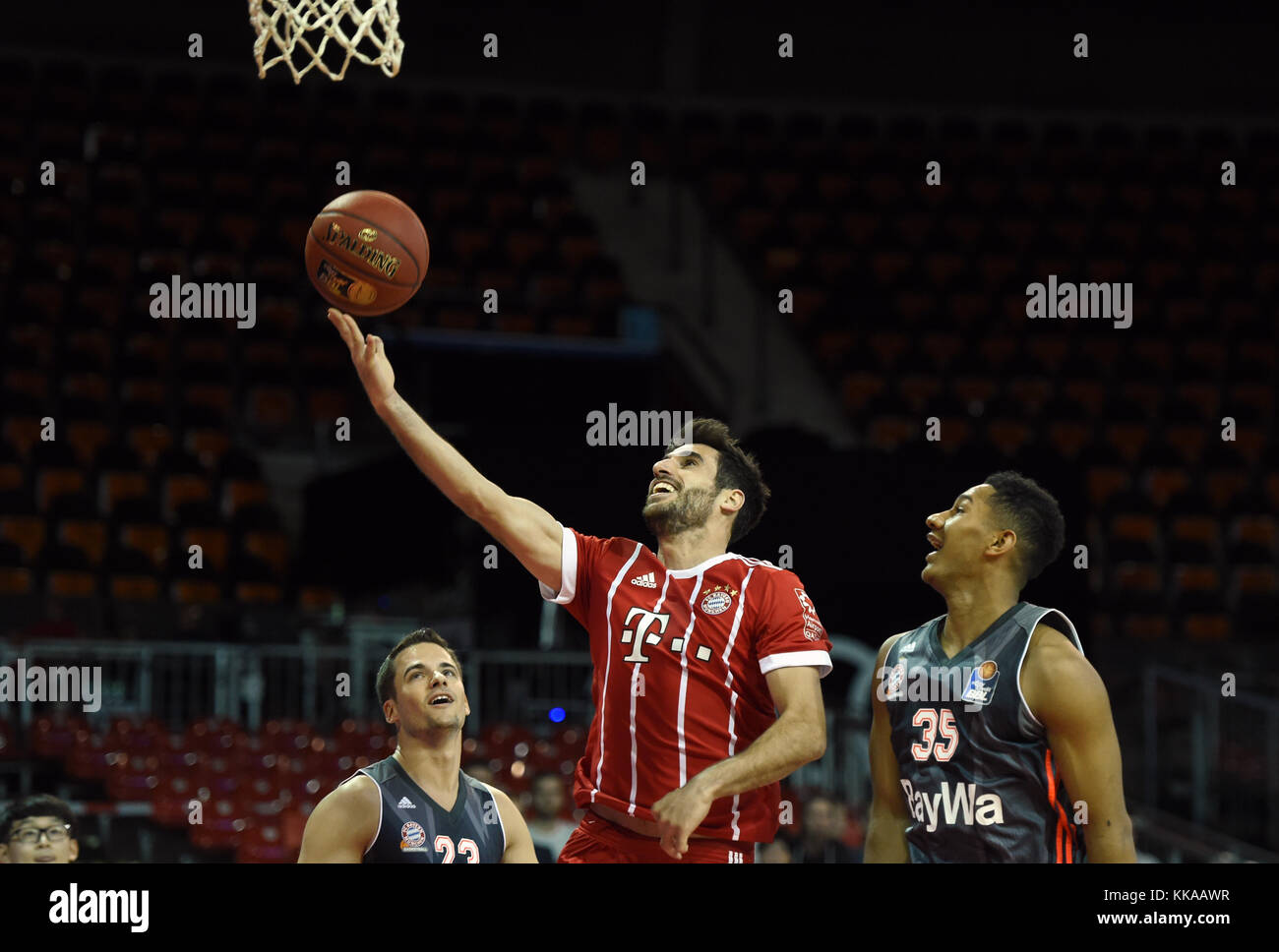 Monaco, Germania. 29 novembre 2017. Il calciatore Javier Martinez (c) e il pallacanestro Karim Jallow (r) in azione durante una partita di basket in occasione di un evento di marketing di uno sponsor presso l'Audi Dome di Monaco, Germania, 29 novembre 2017. I giocatori di calcio e di basket, così come i tifosi, gareggiavano in tre discipline: Calcio, pallacanestro e sollevamento della tazza di birra. Crediti: Andreas Gebert/dpa/Alamy Live News Foto Stock