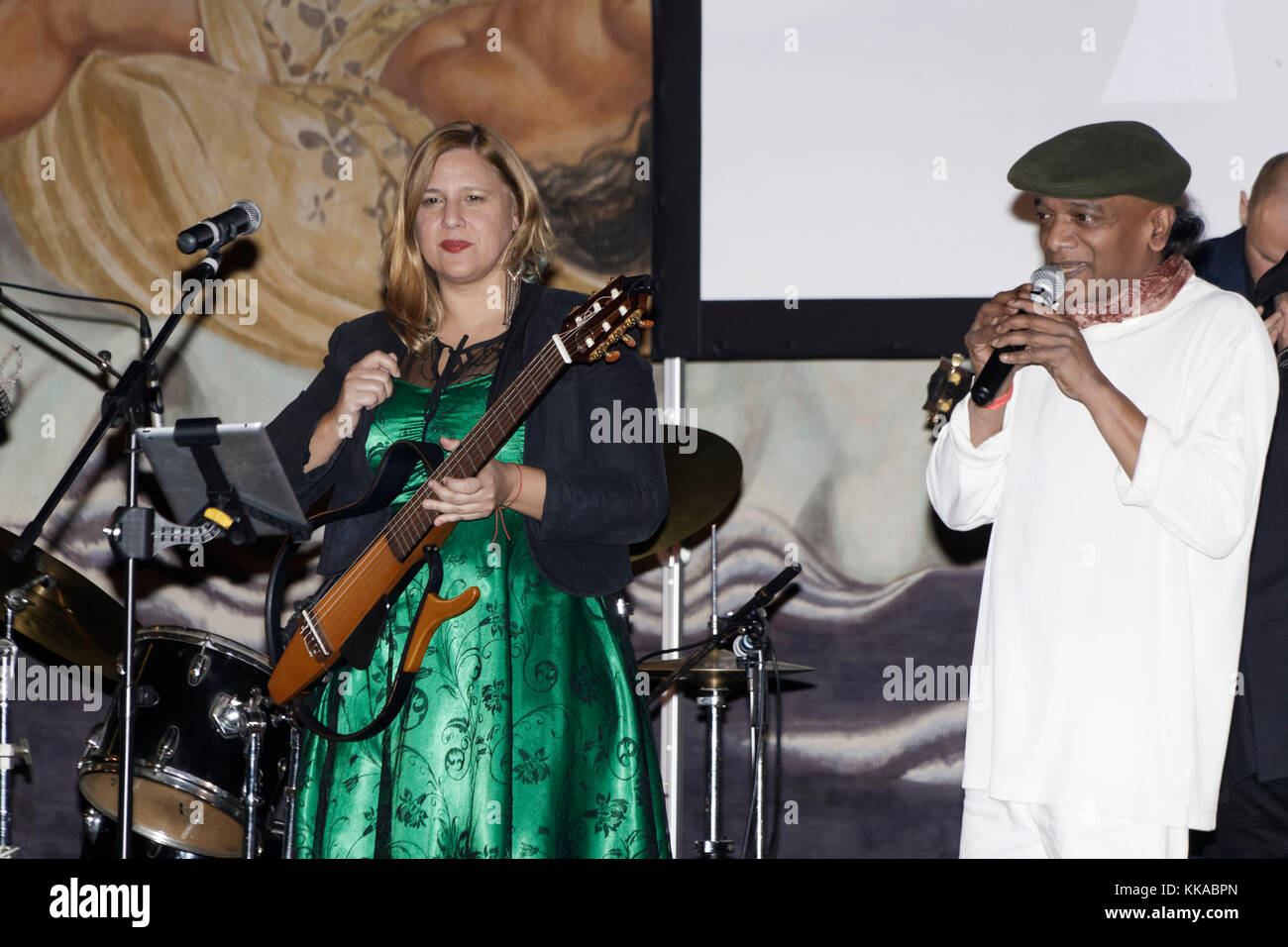 Parigi, Francia. 28 Nov 2017. Juliana Olm e Ravy Magnifique partecipano alla serata di gala degli amici della Palestina, Palais de la Porte Dorée, Parigi, Francia. Credit: Bernard Menigault/Alamy Live News Foto Stock