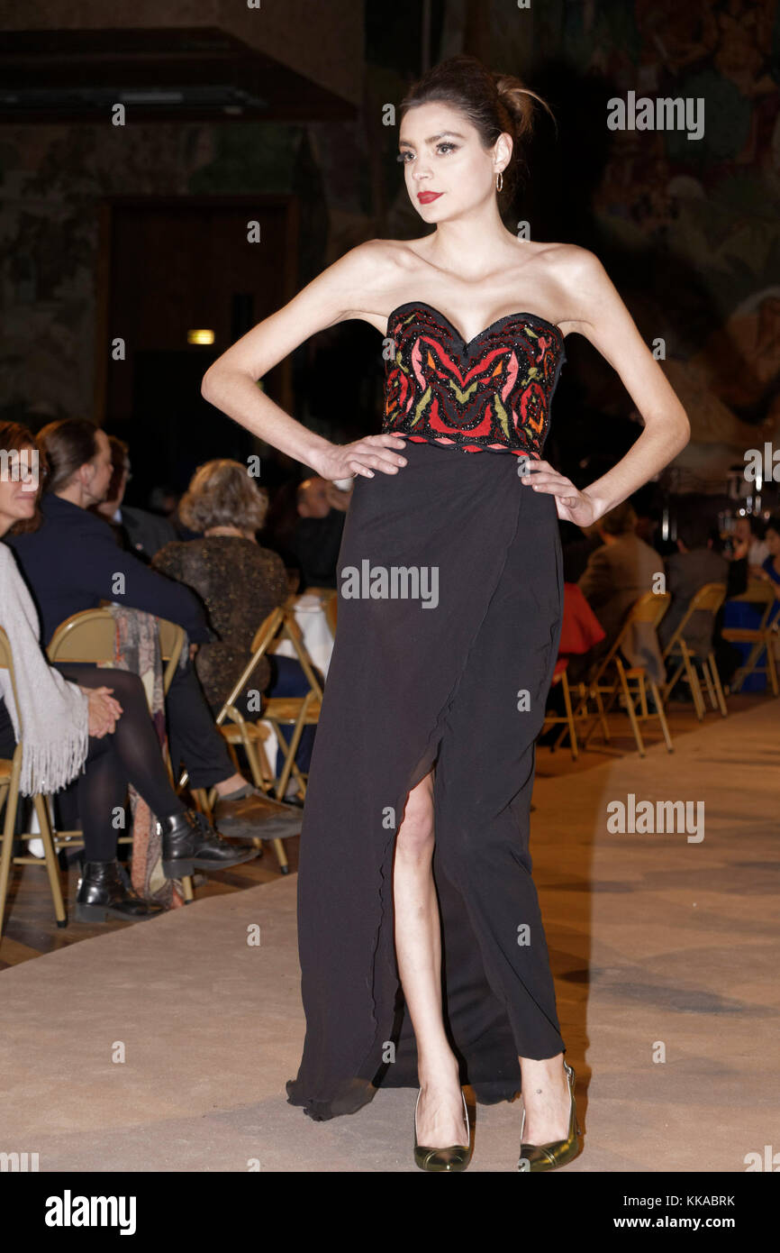 Parigi, Francia. 28 Nov 2017. Un modello cammina sulla pista durante la sfilata di moda Jamal Taslaq della serata di gala degli amici della Palestina, Palais de la Porte Dorée, Parigi, Francia. Credit: Bernard Menigault/Alamy Live News Foto Stock