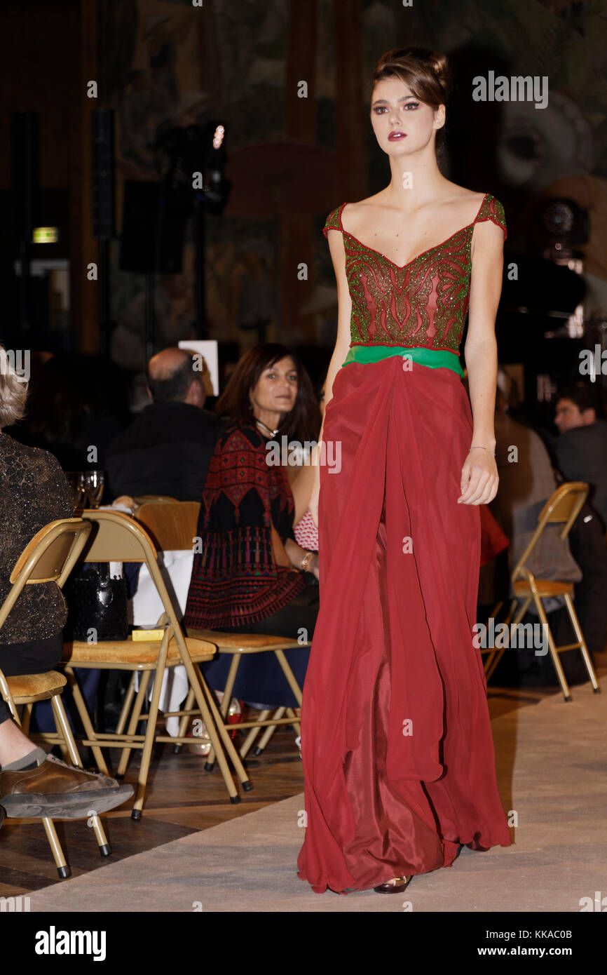 Parigi, Francia. 28 Nov 2017. Un modello cammina sulla pista durante la sfilata di moda Jamal Taslaq della serata di gala degli amici della Palestina, Palais de la Porte Dorée, Parigi, Francia. Credit: Bernard Menigault/Alamy Live News Foto Stock