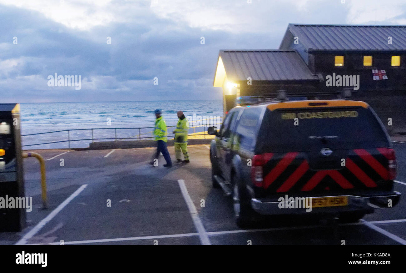 Newquay, Cornwall, Regno Unito. Il 29 Novembre, 2017. Royal Navy Bomb Disposal in azione. Fistral Beach in Cornovaglia è chiusa per 4 ore. Una merce non sbarcata missile navale propellente lavaggi della cartuccia fino in spiaggia 29th, novembre 2017 Robert Taylor/Alamy live news, Newquay Cornwall, Regno Unito. Credito: Robert Taylor/Alamy Live News Foto Stock