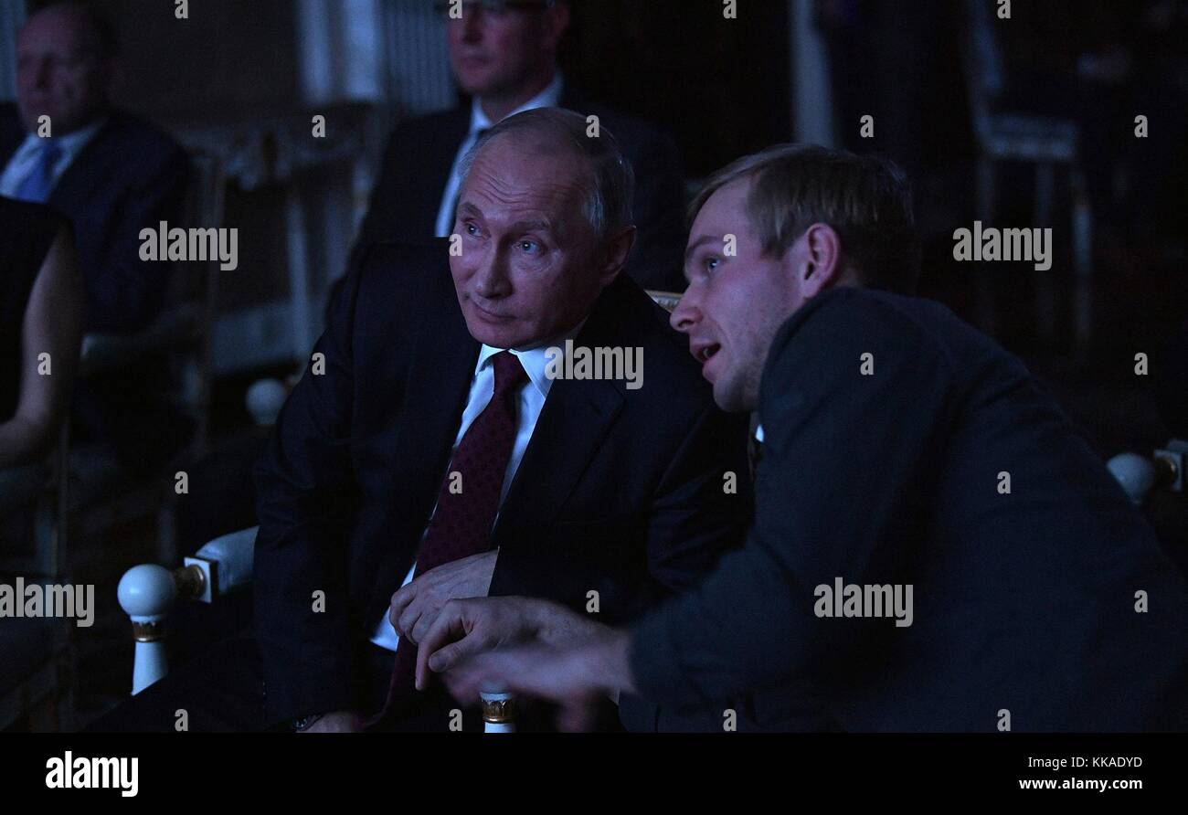 Mosca, Russia. 29 novembre 2017. Il presidente russo Vladimir Putin, a sinistra, parla con l'attore Ilya Malakov, a destra, durante una proiezione del film Furious 29 novembre 2017 a Mosca, Russia. Crediti: Planetpix/Alamy Live News Foto Stock