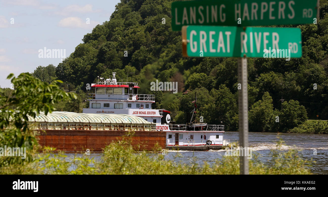 Iowa, Stati Uniti. 6 Giugno 2017. Il rimorchio Jacob Michael Eckstein muove chiatte lungo il fiume oltre Marquette, Iowa martedì 6 giugno 2017. Il fiume Mississippi fornisce all'Iowa e al Midwest superiore un collegamento di trasporto per il resto del mondo. Nel 2010, 108,247,332 tonnellate di prodotti sono state spostate sull'Upper Mississippi River (Minneapolis fino alla foce del fiume Ohio). Il mais, la soia e altri cereali sono spediti dagli stati di cintura di mais dell'Illinois, dell'Iowa, del Minnesota e da altri stati del Midwest; Principalmente ai porti di acque profonde nel Golfo del Messico. Carbone orientale è spedito alle centrali elettriche Foto Stock