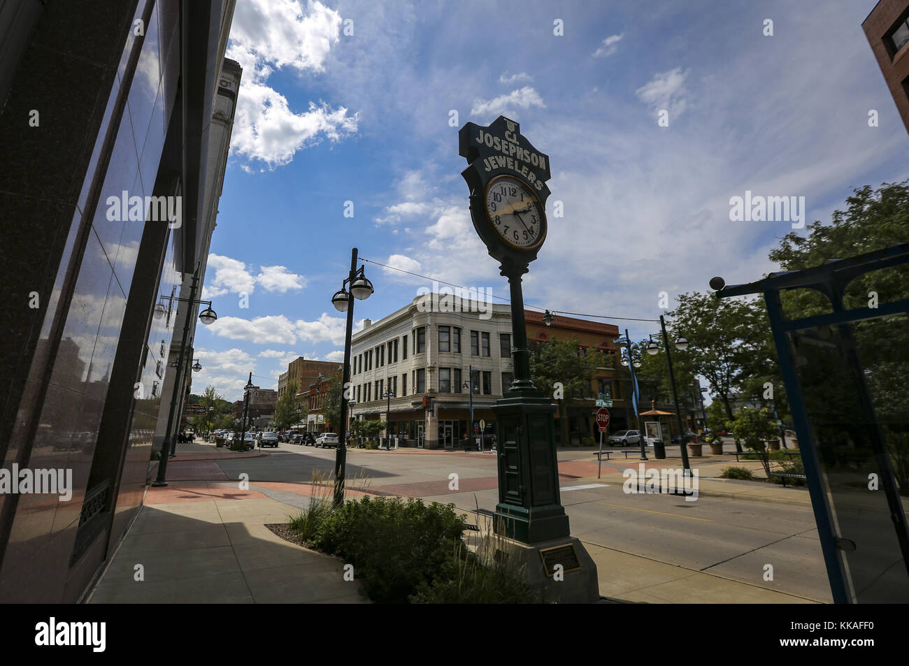 Moline, Iowa, Stati Uniti. 9 agosto 2017. Il C.I. Josephson orologio segno gioielleria è visto nel centro di Moline, Illinois, il Mercoledì, 9 agosto 2017. La gioielleria di Josephson fu fondata nel 1881 dall'immigrato svedese Carl G. Josephson. Son Clifford (C.I.) ha assunto la gestione dell'azienda nel 1891 e la ha trasferita alla 3a Avenue nel 1897. Credit: Andy Abeyta, Quad-City Times/Quad-City Times/ZUMA Wire/Alamy Live News Foto Stock