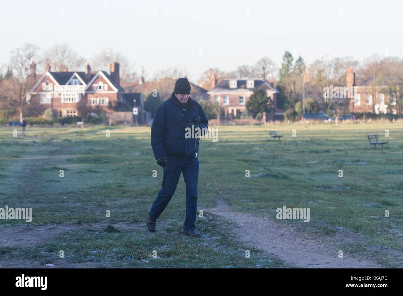 Londra, Regno Unito. 30 nov, 2017. la gente a piedi sul suolo coperto di brina sui wimbledon common su una fredda mattina come caduta di temperature di congelamento in previsione di Londra di essere il giorno più freddo dell'anno credito: amer ghazzal/alamy live news Foto Stock