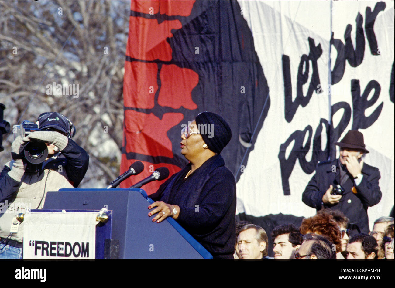 L'intrattenitore Pearl Bailey esegue "Let My People Go" alla "campagna per il vertice", una marcia su Washington, DC, a sostegno della libertà per gli ebrei che vivono nell'Unione Sovietica, domenica 6 dicembre 1987. 200.000 persone hanno marciato per focalizzare l'attenzione sulla repressione dell'ebraismo sovietico, era stato programmato un giorno prima che il presidente degli Stati Uniti Ronald Reagan e il presidente sovietico Mikhail Gorbaciov iniziassero un vertice di due giorni a Washington, dove firmarono il trattato Intermediate Range Nuclear Forces (INF). Credito: Ron Sachs/CNP - NESSUN SERVIZIO DI TELECOMUNICAZIONE - foto: Ron Sachs/Consolidated/dpa Foto Stock