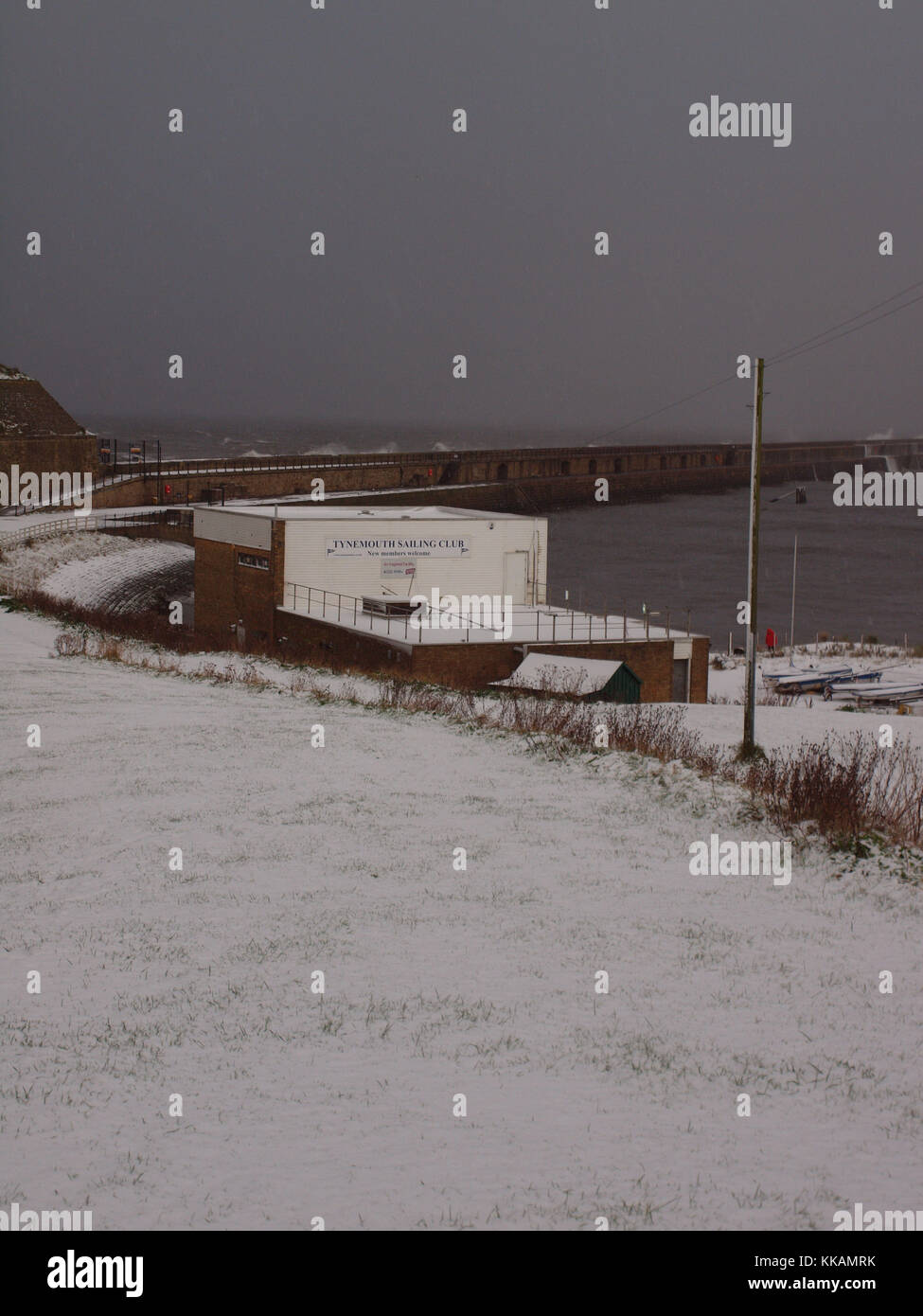 Newcastle Upon Tyne, 30 novembre 2017, Uk meteo. Neve moderata ampie docce in dal mare del Nord al villaggio storico di Tynemouth nel nord-est dell' Inghilterra. Credito: James Walsh Alamy/Live News Foto Stock