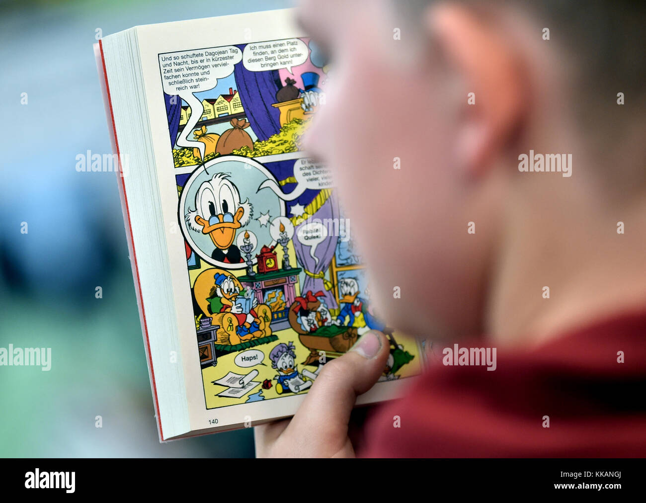 Berlino, Germania. 30 novembre 2017. Jakob dodicenne legge un fumetto di Scrooge McDuck presso il pop-up store LTB di Berlino, Germania, il 30 novembre 2017. Crediti: Britta Pedersen/dpa-Zentralbild/ZB/dpa/Alamy Live News Foto Stock