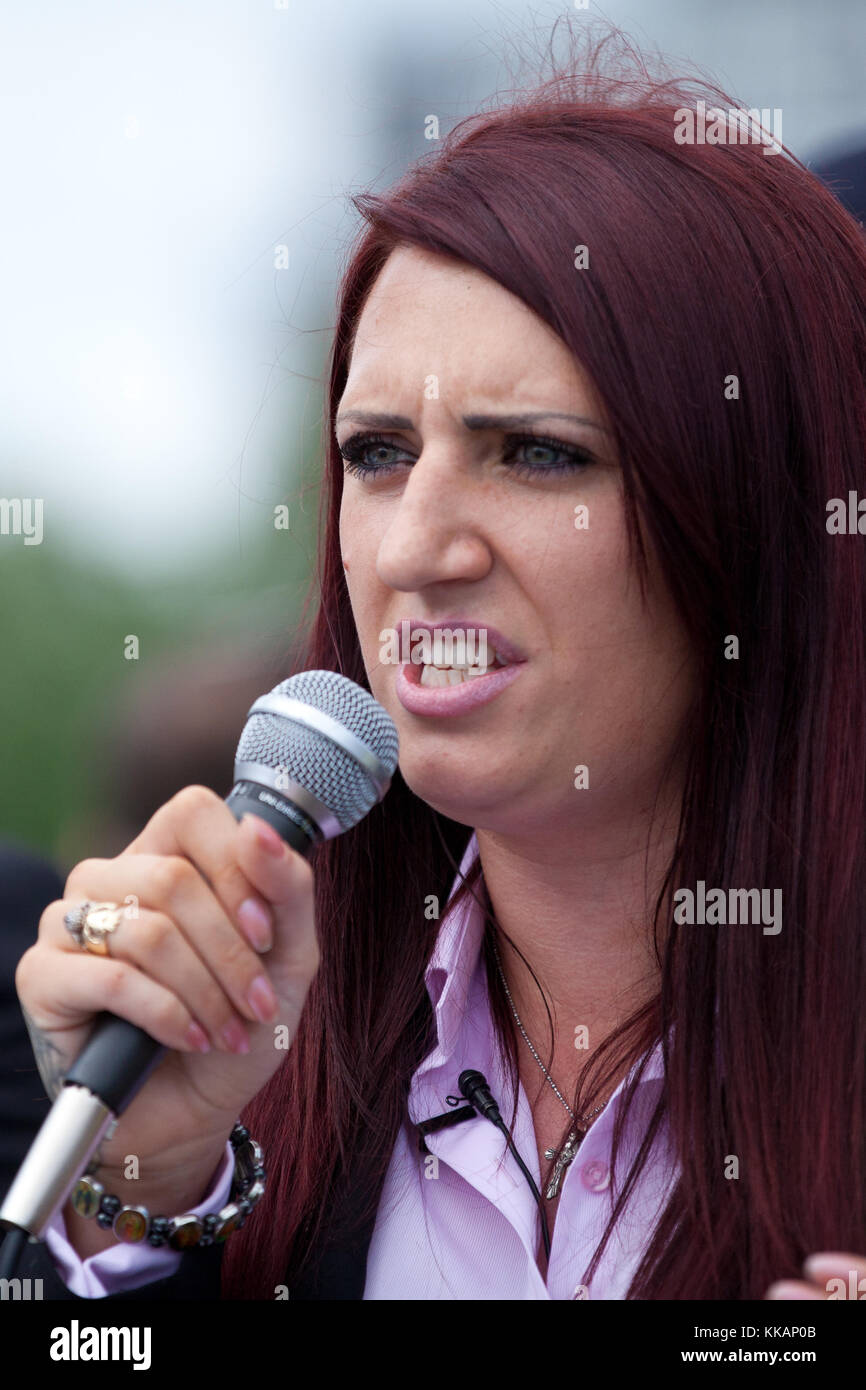 Immagine del file: Luton, Regno Unito. Il 27 giugno, 2015. Jayda Fransen, vice leader in Gran Bretagna prima, indirizzi dei sostenitori del gruppo di estrema destra in un rally a Luton. La polizia non è riuscita a impedire il leader Paolo Golding e Jayda Fransen dal partecipare a marzo, ma anche assicurare che essi non potevano portare striscioni esigente non più moschee. Un contatore-protesta fu organizzata da unirsi contro il fascismo. Credito: Mark Kerrison/Alamy Live News Foto Stock