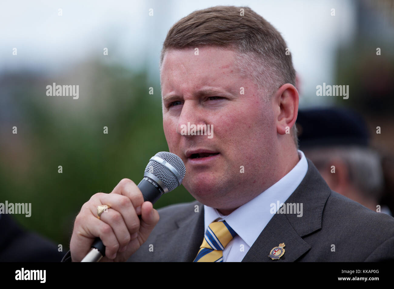 Immagine del file: Luton, Regno Unito. Il 27 giugno, 2015. Paul Golding, leader della Gran Bretagna prima, indirizzi dei sostenitori del gruppo di estrema destra in un rally a Luton. La polizia non è riuscita ad evitare Paolo Golding e vice leader Jayda Fransen dal partecipare a marzo, ma anche assicurare che essi non potevano portare striscioni esigente non più moschee. Un contatore-protesta fu organizzata da unirsi contro il fascismo. Credito: Mark Kerrison/Alamy Live News Foto Stock