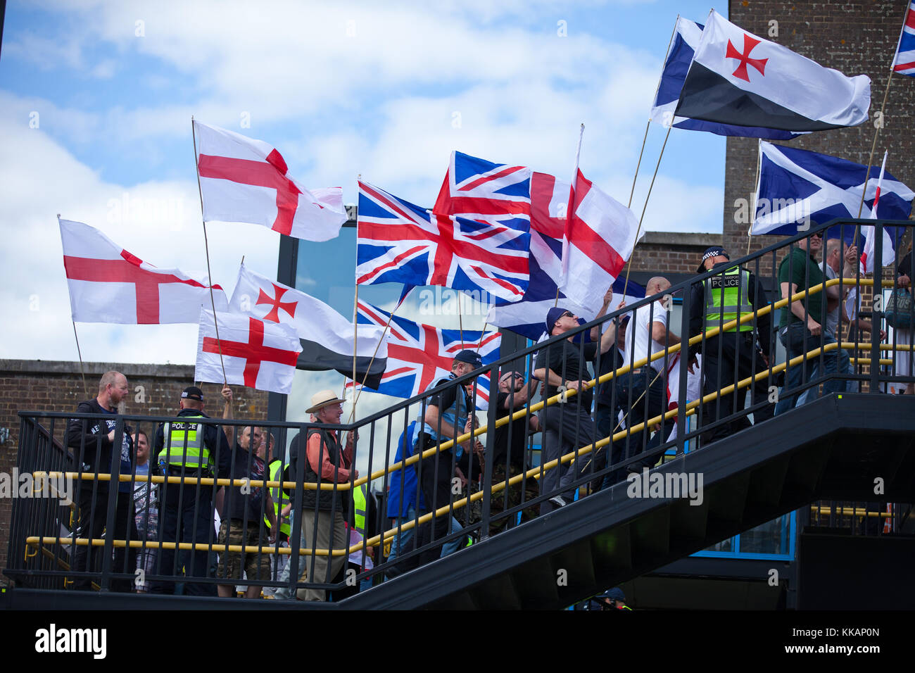 Immagine del file: Luton, Regno Unito. Il 27 giugno, 2015. I membri del gruppo di estrema destra la Gran Bretagna prima prendere parte a marzo a Luton. La polizia non è riuscita ad evitare Paolo Golding e Jayda Fransen, leader e vice leader in Gran Bretagna prima di frequentare il marzo, ma anche assicurare che essi non potevano portare striscioni esigente non più moschee. Un contatore-protesta fu organizzata da unirsi contro il fascismo. Credito: Mark Kerrison/Alamy Live News Foto Stock