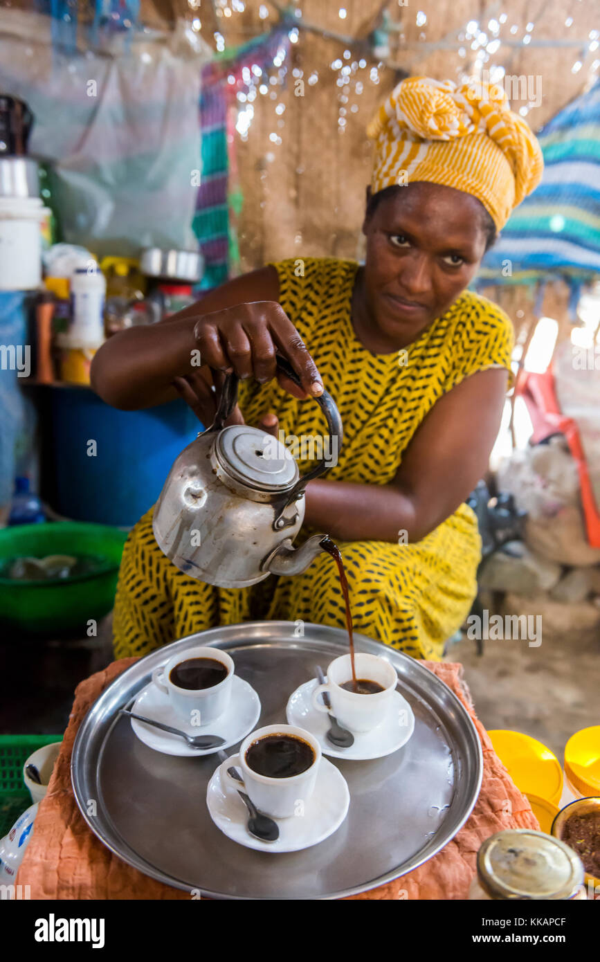 Donna che serve caffè etiope, danakil depressione, Etiopia, Africa Foto Stock